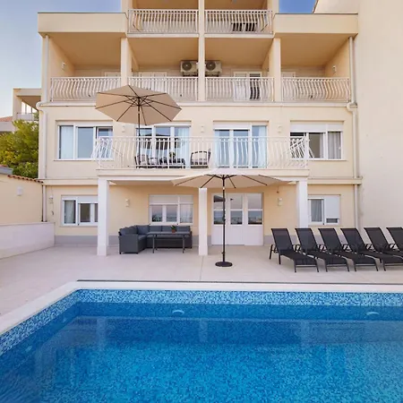 L&l With Swimming Pool And Seaview *
