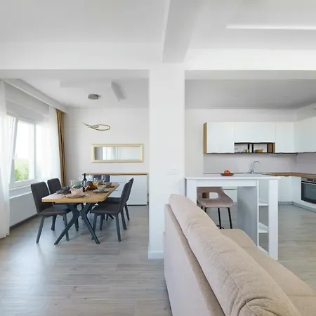 L&l With Swimming Pool And Seaview Appartement Split