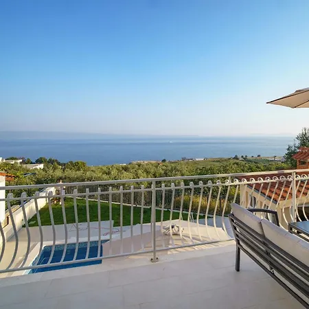 L&l With Swimming Pool And Seaview *