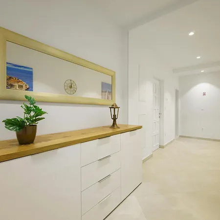L&l With Swimming Pool And Seaview Apartament *